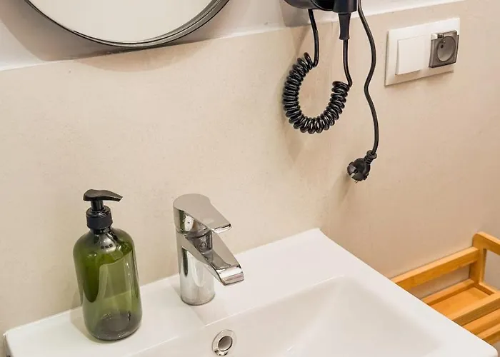 Breeze With Balcony شقة *